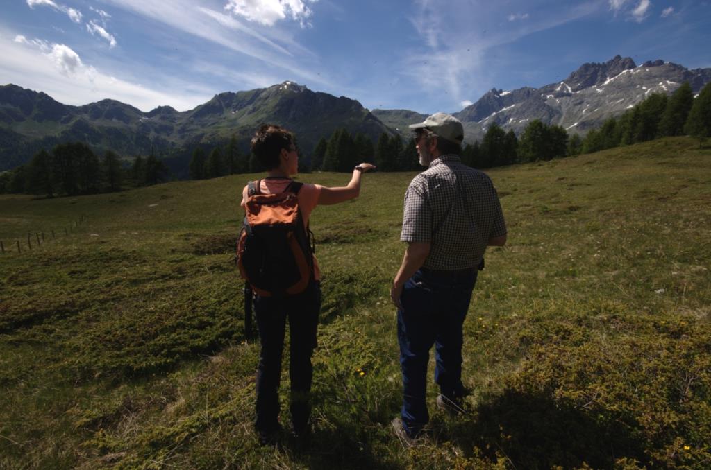 Il tecnico di ARPA Valle d'Aosta Marta Galvagno illustra le attività svolte sul sito di Torgnon al prof. Dennis Baldocchi
