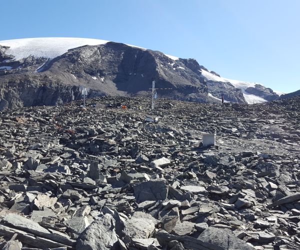 immagine del rock glacier di Cime Bianche a Valtournenche, con la strumentazione per il monitoraggio del permafrost