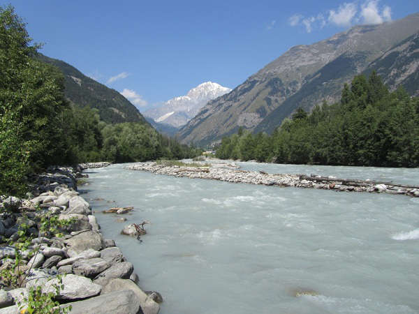 Paesaggio fluviale in Valle d’Aosta