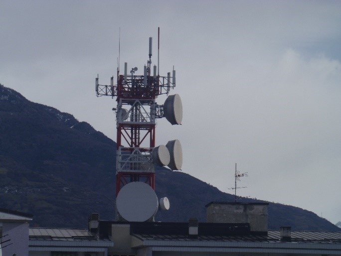 Figura 1- Esempio di antenne per telefonia cellulare ad Aosta
