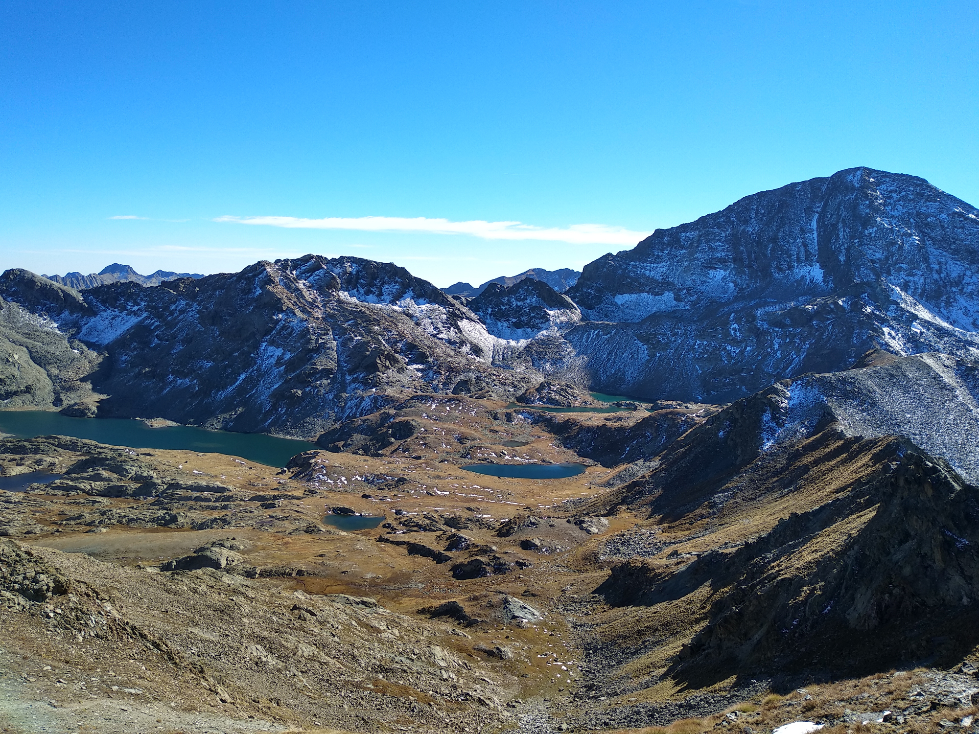 la zona dei laghi nell'alto vallone di Champdepraz (Parco Naturale Mont Avic) con il Mont Glacier (3.185 m) sullo sfondo, a destra