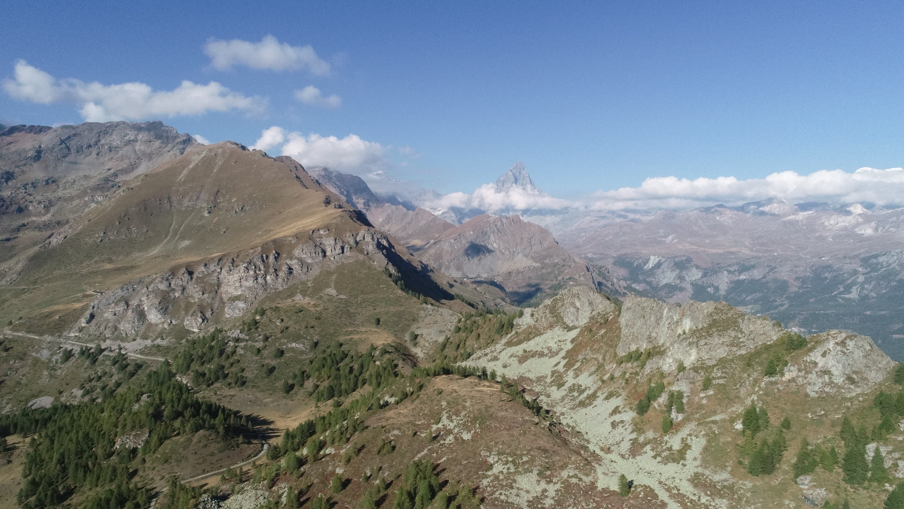 alte praterie alpine a monte degli alpeggi di Tellinod (Torgnon), con, sullo sfondo, il Cervino