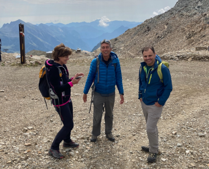 Tre degli autori dello studio nel suggestivo scenario del Col d’Olen verso l’istituto Mosso, alle loro spalle: Raffaella Balestrini (sinistra, IRSA-CNR), autrice principale della ricerca, Michele Freppaz (al centro, Università di Torino-DISAFA), responsabile scientifico del sito LTER Istituto Mosso, e Henri Diémoz (destra, ARPA Valle d’Aosta).