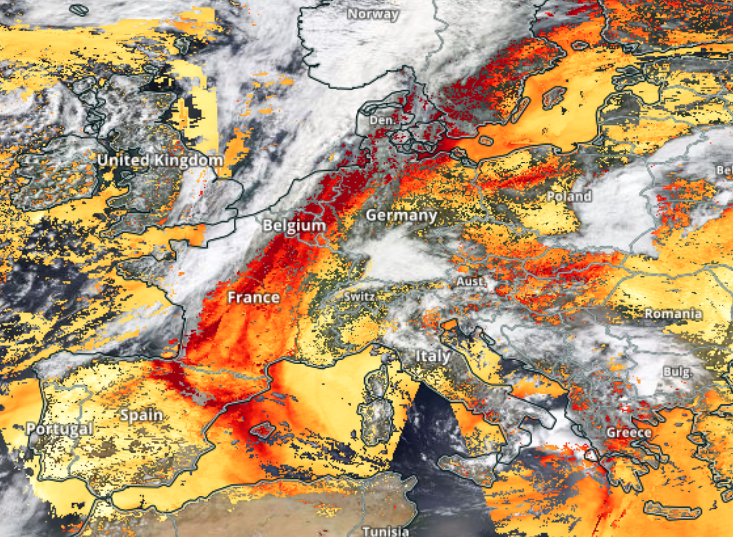 Questa mappa è stata ottenuta dal radiometro satellitare MODIS, con un’elaborazione che consente di identificare le polveri sottili presenti in atmosfera. Le polveri sono rappresentate con una scala di falsi colori che varia dal giallo (basse concentrazioni) al rosso (alte concentrazioni). È evidente l’arrivo di un “arco” di polveri che si estende dal nord Africa alla penisola scandinava. L’immagine è stata ottenuta dal sito https://worldview.earthdata.nasa.gov