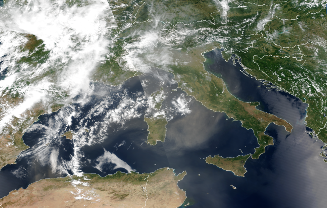 Immagine da satellite dell'Italia nella quale di vedono chiaramente le polveri che coprono il territorio (immagine scattata a giugno 2023)