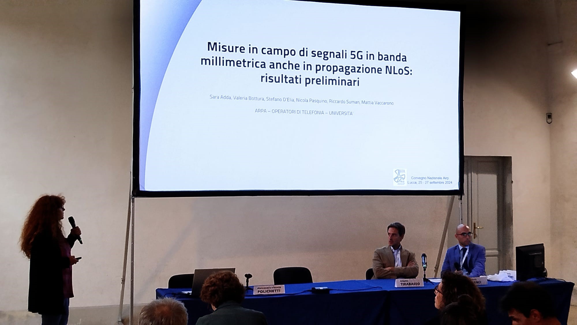 La collega Valeria Bottura, sulla sinistra, presenta il lavoro svolto nel corso del convegno AIRP di Lucca 2024