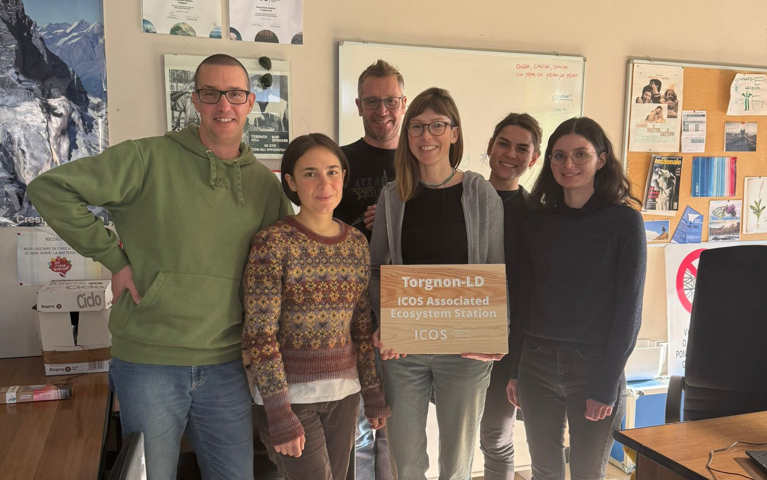 2 colleghi e 4 colleghe che posano in ufficio con la targa ICOS