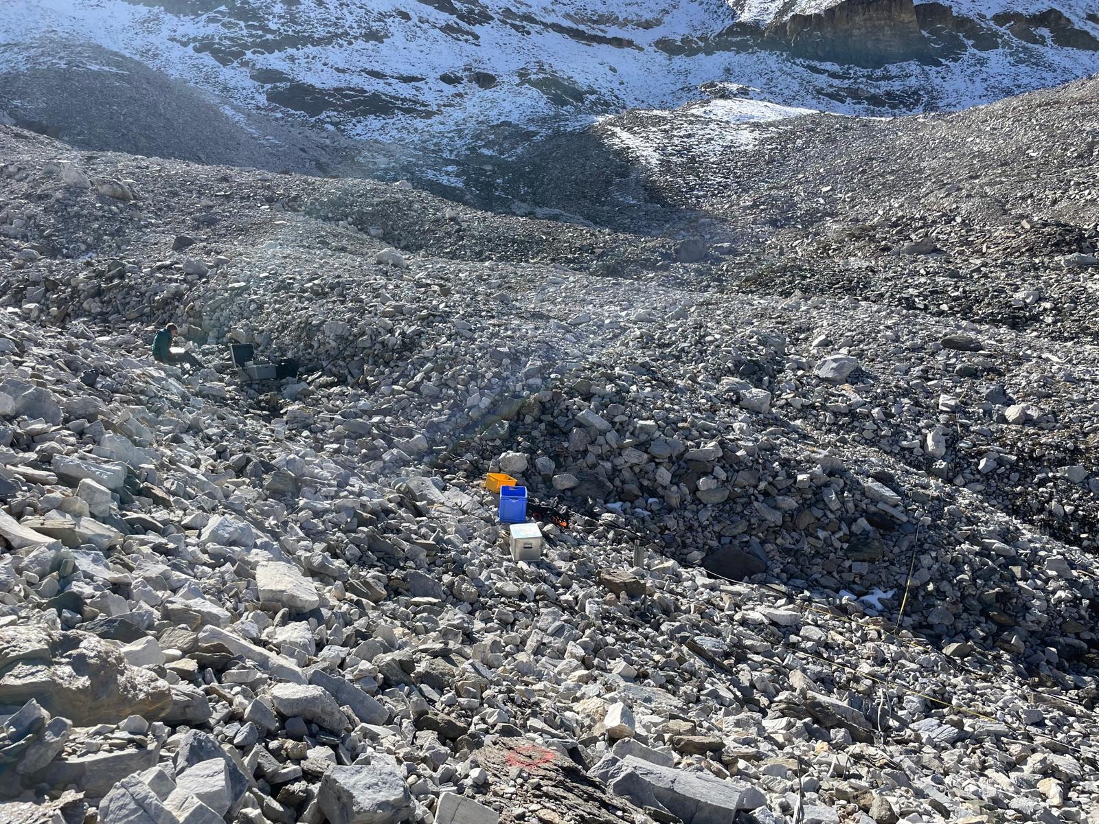 roccia che compone il ghiacciaio roccioso, nel centro della foto strumentazione