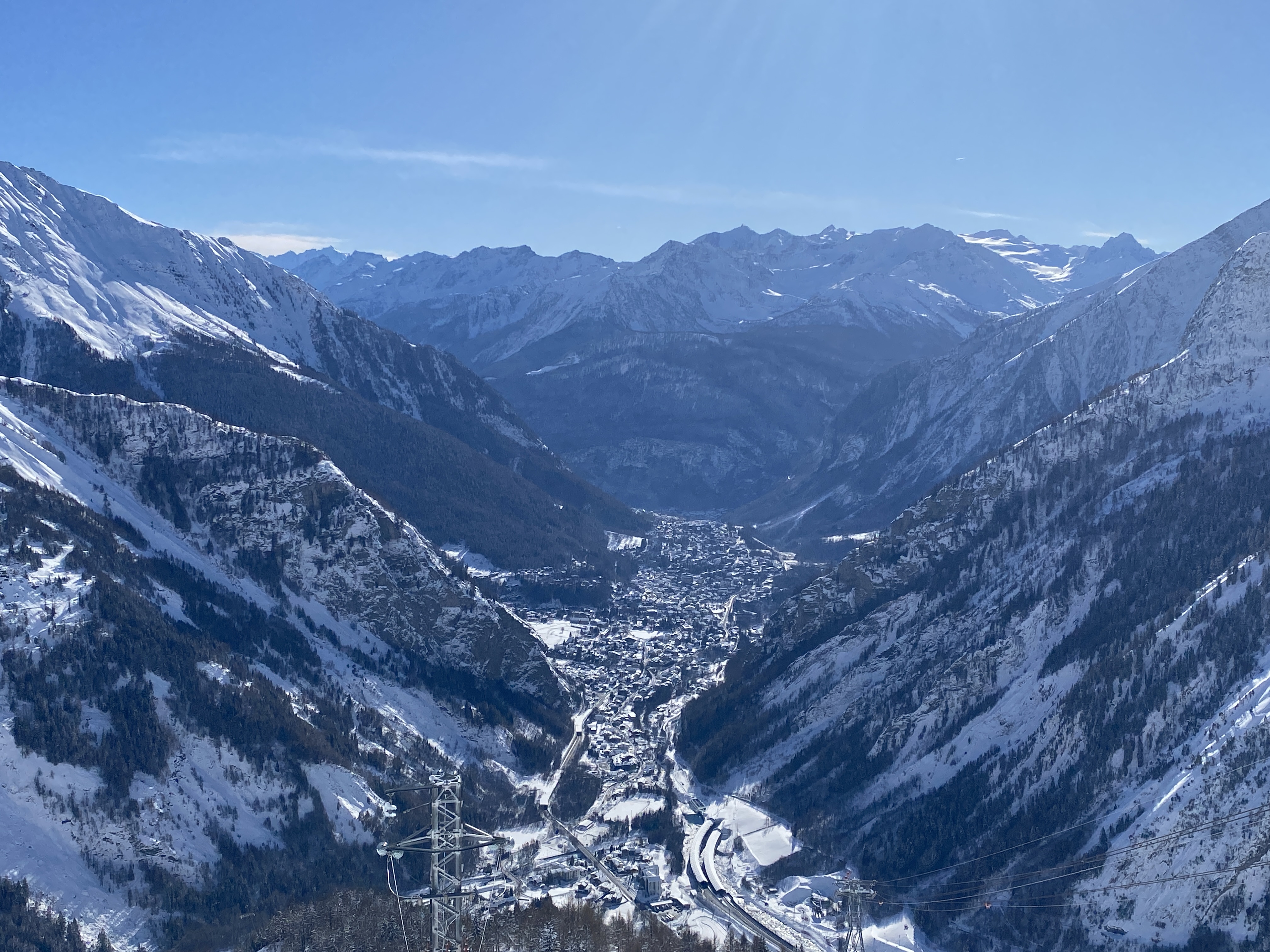 Piana di Courmayeur vista dalla funivia di Punta Helbronner