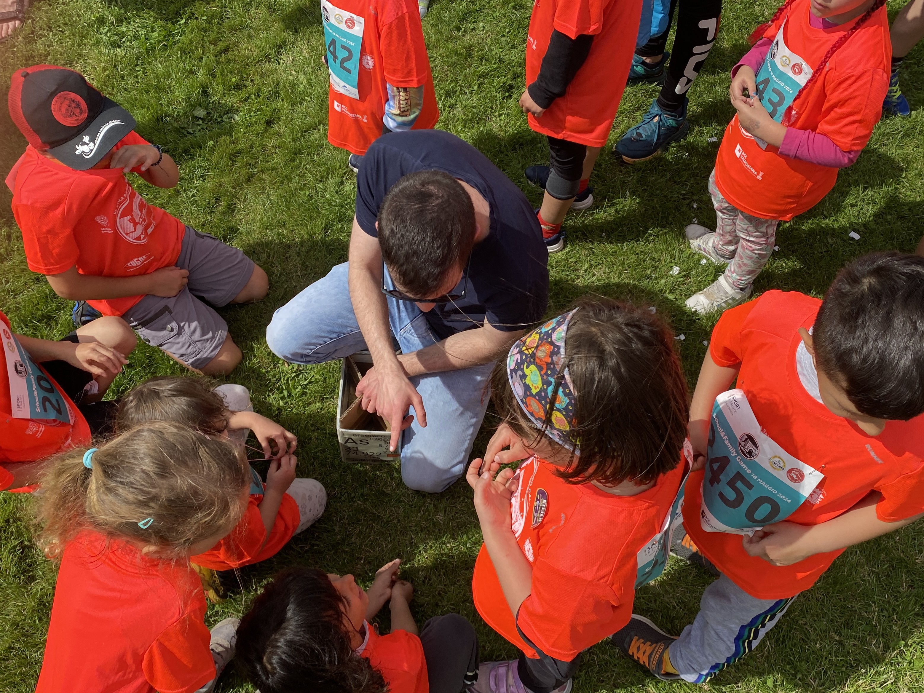bambini che ascoltano la spiegazione del gioco