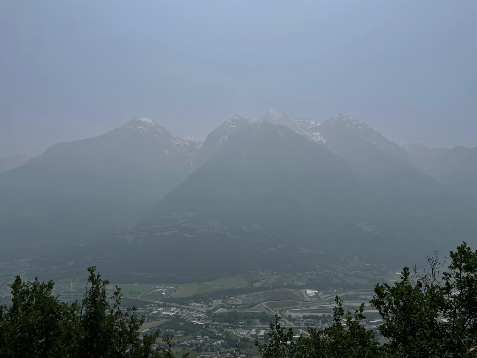 montagne avvolte dalla foschia generata dagli incendi del Canada