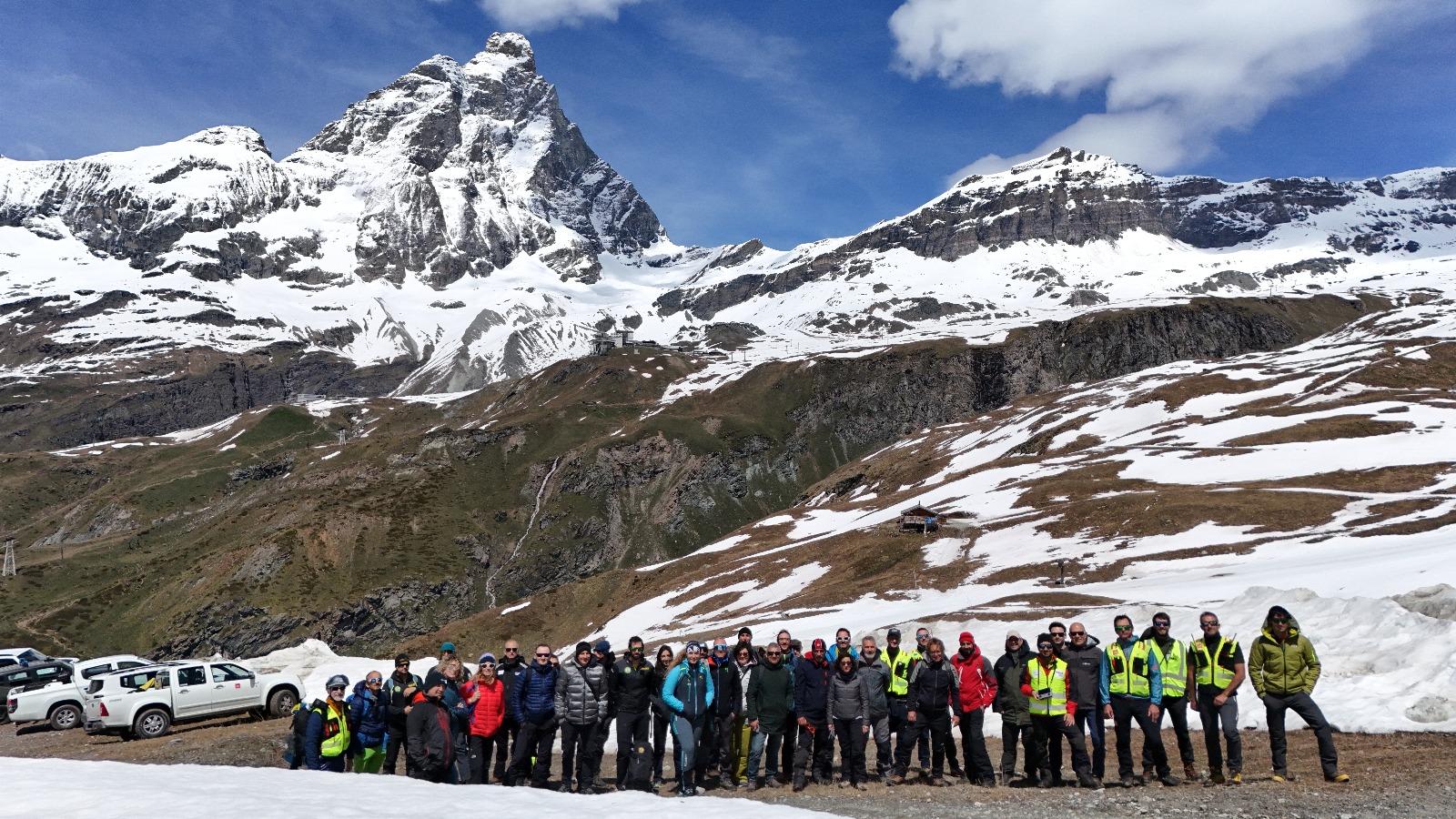 il cervino sullo sfondo, in primo piano i componenti del gruppo di lavoro droni del sistema nazionale per la protezione dell'ambiente
