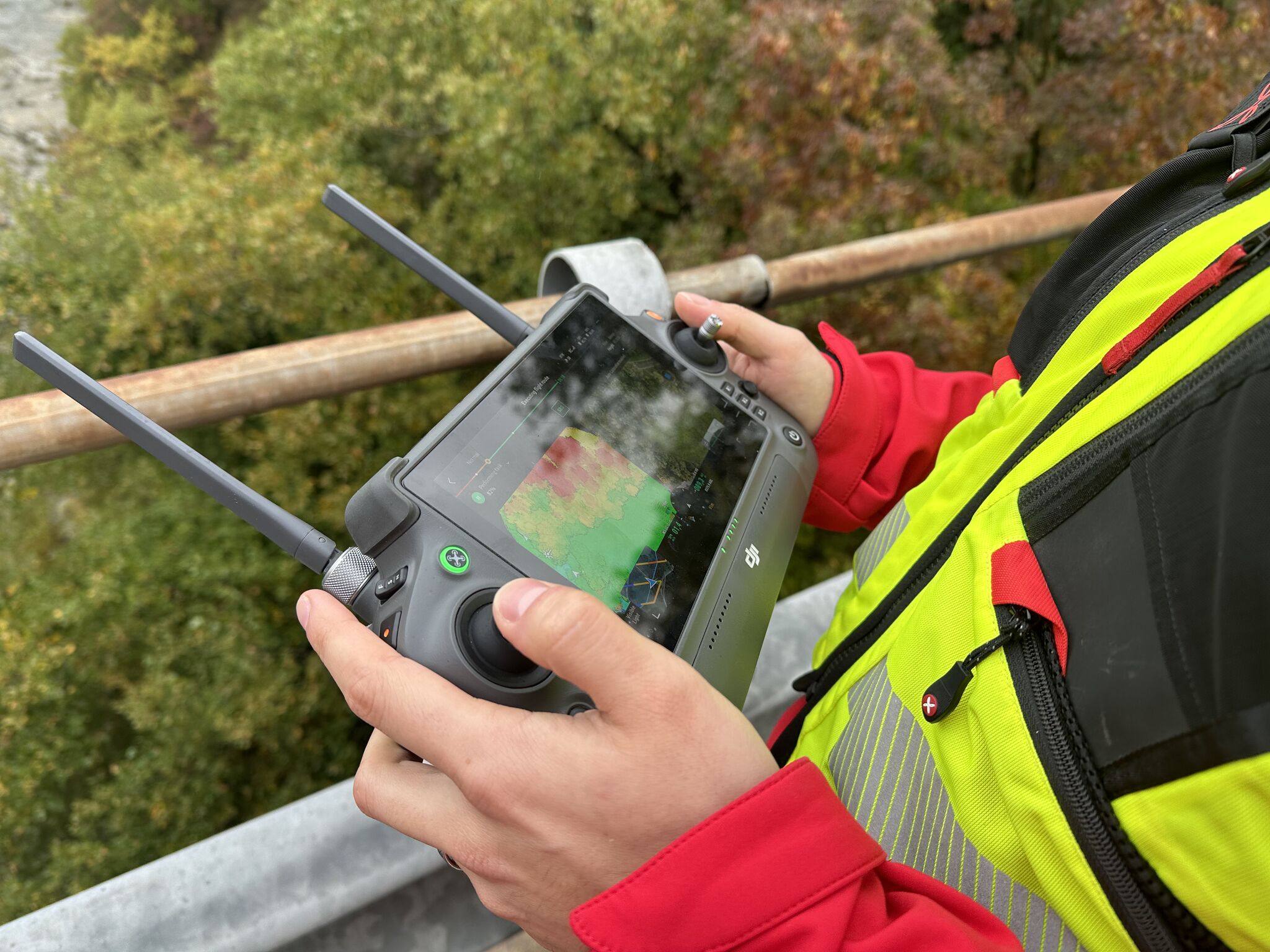 telecomando drone durante il pilotaggio