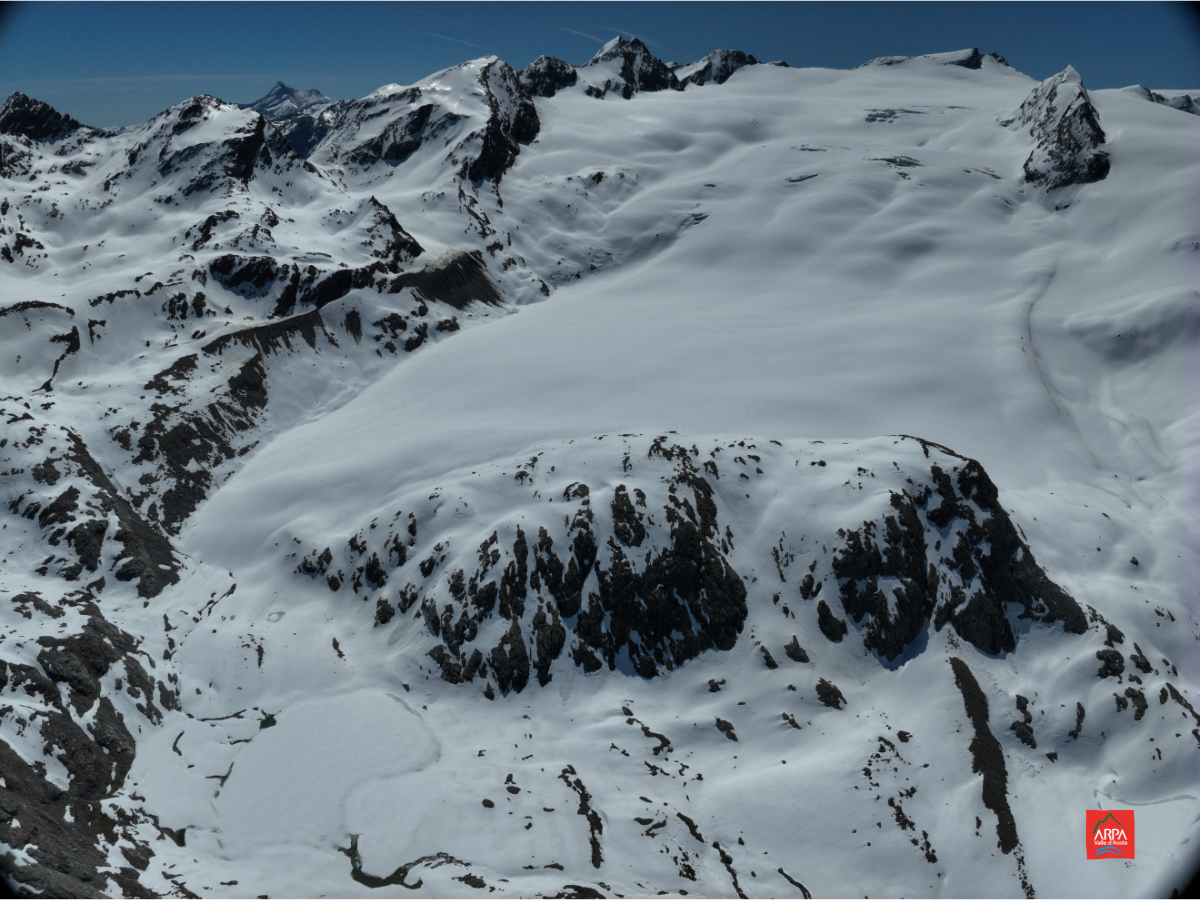 ghiacciaio del Rutor al termine della stagione invernale, quindi ricoperto di accumuli nevosi. La fotografia è ripresa da UAS.