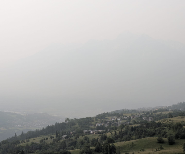 Cielo grigio di polveri sulla piana di Aosta