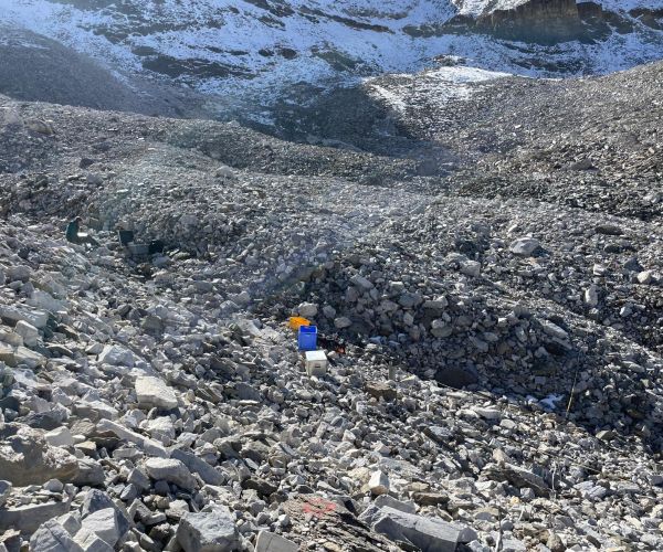 roccia che compone il ghiacciaio roccioso, nel centro della foto strumentazione