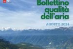 immagine delle centraline di misura della qualità dell'aria di ARPA Valle d'Aosta con la scritta centrale che rimanda al bollettino di agosto 2024