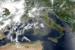 Immagine da satellite dell'Italia nella quale di vedono chiaramente le polveri che coprono il territorio (immagine scattata a giugno 2023)