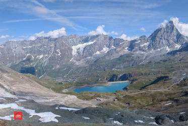 ambiente montano, rocce, lago, montagne in lontananza, chiazze di neve