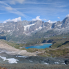 ambiente montano, rocce, lago, montagne in lontananza, chiazze di neve