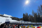 persone che prendono il sole nel dehor di un locale situato sulle piste da sci di Pila , alberi, cielo azzurro e sole