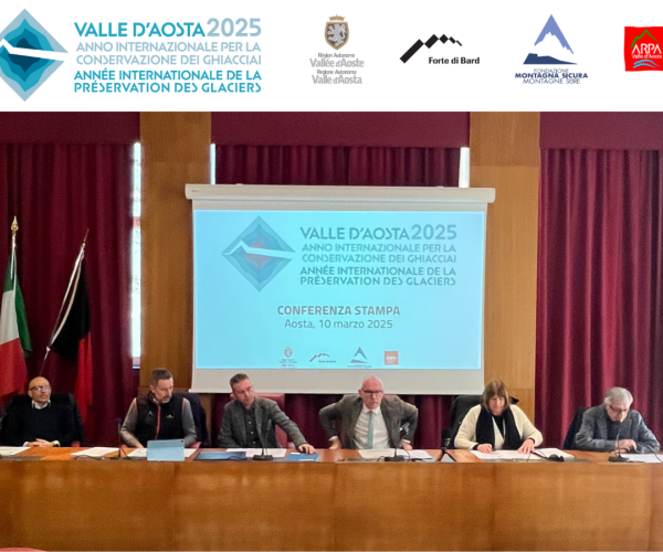 6 persone (5 uomini e una donna) seduti ad una scrivania. Alle loro spalle la proiezione della locandina dell'Anno internazionale dei ghiacciai.