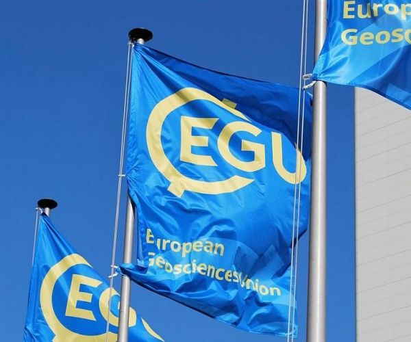 Bandiere che sventolano con il simbolo dell'EGU