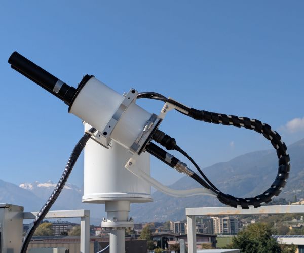 strumento Pandora posizionato sul tetto della sede di ARPA Valle d'Aosta di Saint-Christophe