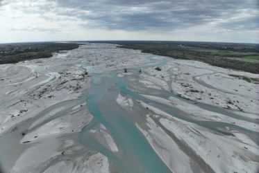 foto da drone del fiume tagliamento in friuli venezia giulia