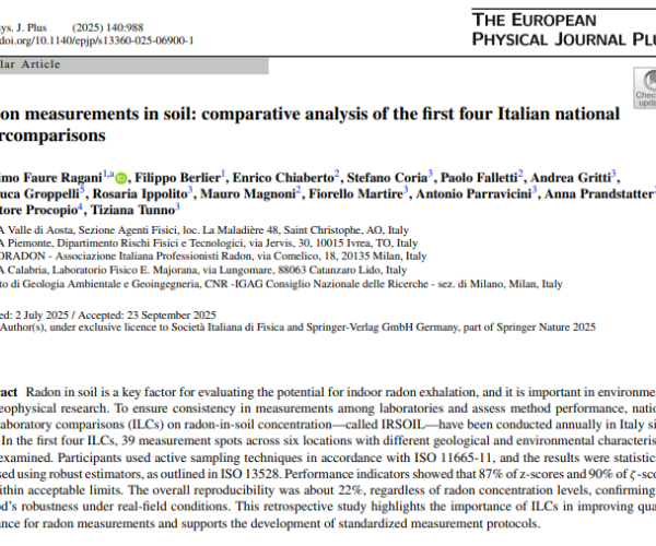 persone che ascoltano sedute in un'aula universitaria un uomo che parla di uno studio scientifico riguardante il radon