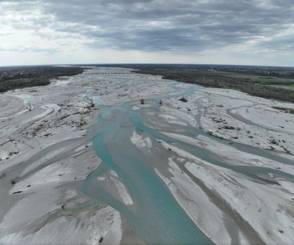 foto da drone del fiume tagliamento in friuli venezia giulia