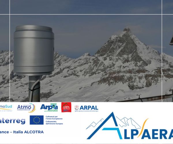 strumento di misura della qualità dell'aria, sullo sfondo il cervino. In primo piano i loghi dei partner di progetto.