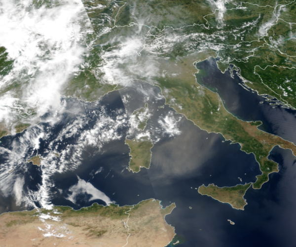 Immagine da satellite dell'Italia nella quale di vedono chiaramente le polveri che coprono il territorio (immagine scattata a giugno 2023)