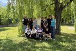 ragazzi e ragazze, docenti, esperti arpa insieme davanti ad un salice piangente, in posa per una foto di gruppo nel giardino dell'I.S. Manzetti