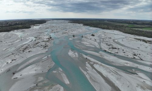 Tronchi e rami nei fiumi: dal cielo, l'intelligenza artificiale impara a censirli