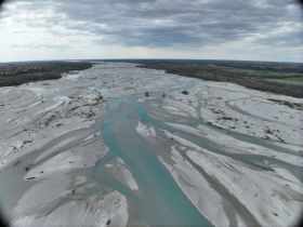 Tronchi e rami nei fiumi: dal cielo, l'intelligenza artificiale impara a censirli