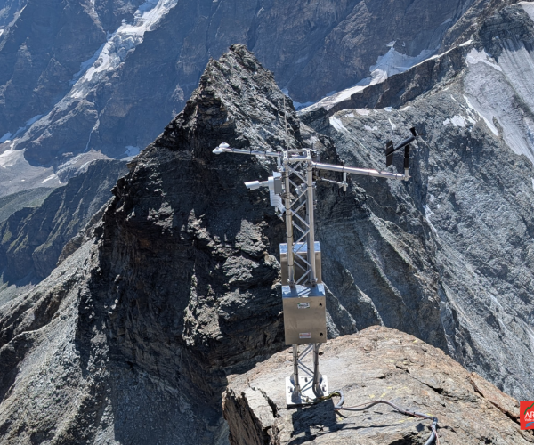 stazione meteo nel centro della fotografia, montagne sia in primo piano sia sullo sfondo