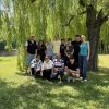 ragazzi e ragazze, docenti, esperti arpa insieme davanti ad un salice piangente, in posa per una foto di gruppo nel giardino dell'I.S. Manzetti