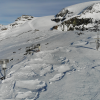 pianoro ricoperto di neve sul quale si vedono gli strumenti di arpa valle d'aosta di monitoraggio della neve
