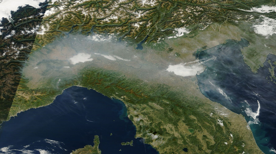 immagine da satellite della Pianura Padana con la foschia data dalla presenza di polveri