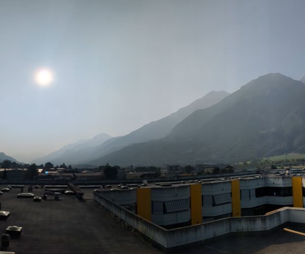 Immagine del cielo lattiginoso e offuscato sopra la sede di Arpa a Saint Christophe