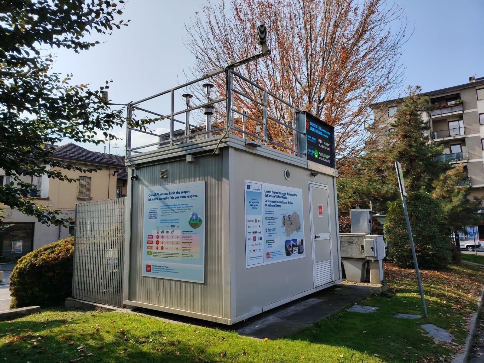 cabina di monitoraggio qualità dell'aria ricoperta di pannelli informativi