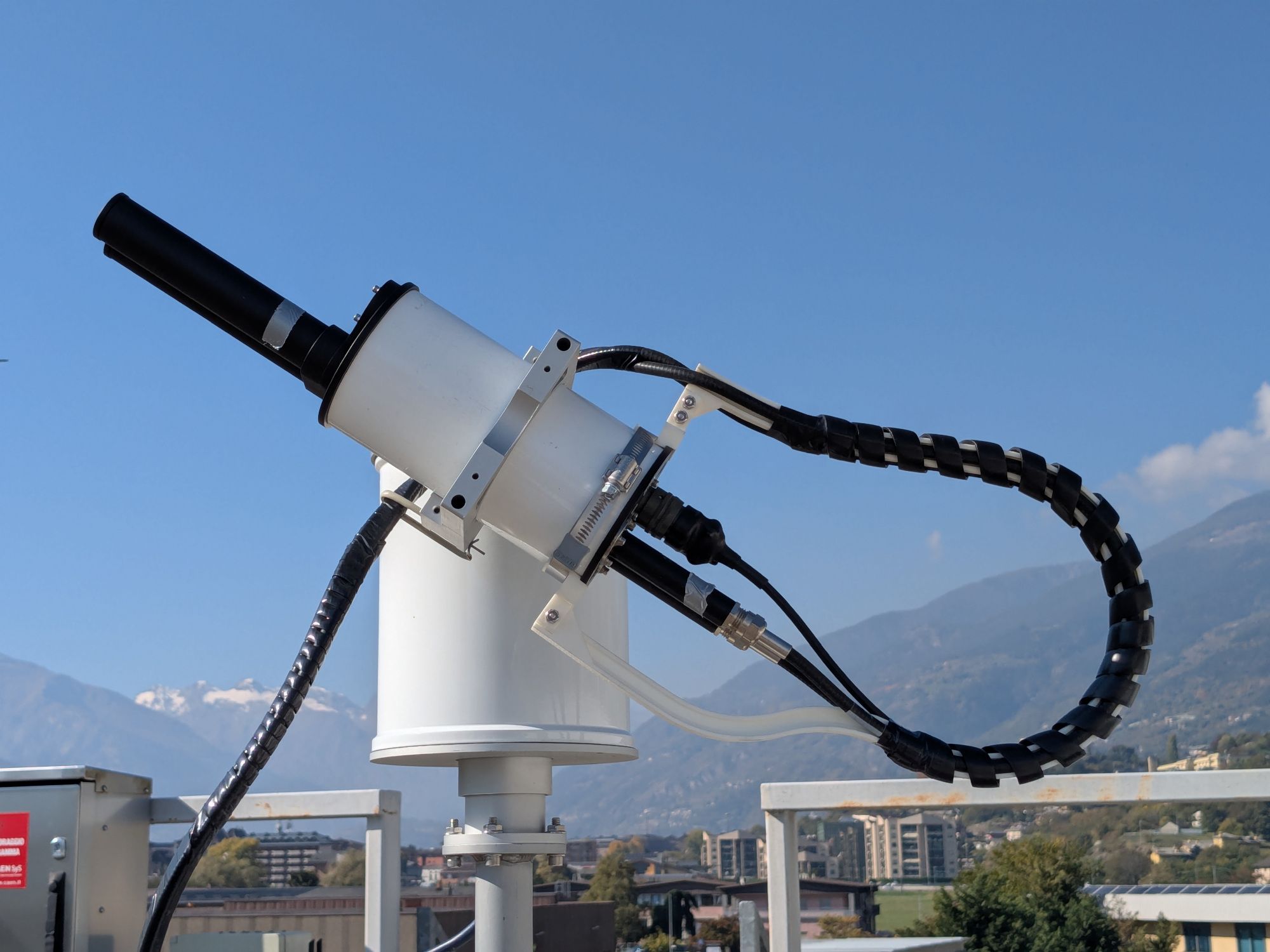 strumento Pandora posizionato sul tetto della sede di ARPA Valle d'Aosta di Saint-Christophe