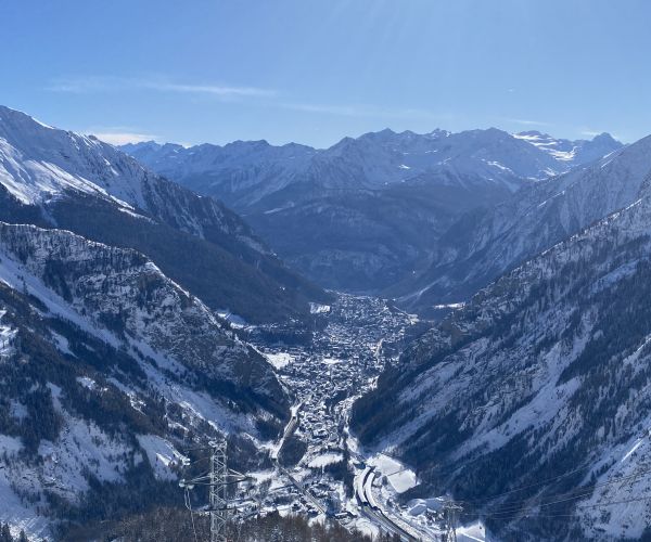 Piana di Courmayeur vista dalla funivia di Punta Helbronner
