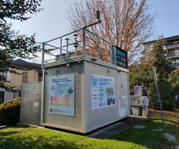 cabina di monitoraggio qualità dell'aria ricoperta di pannelli informativi