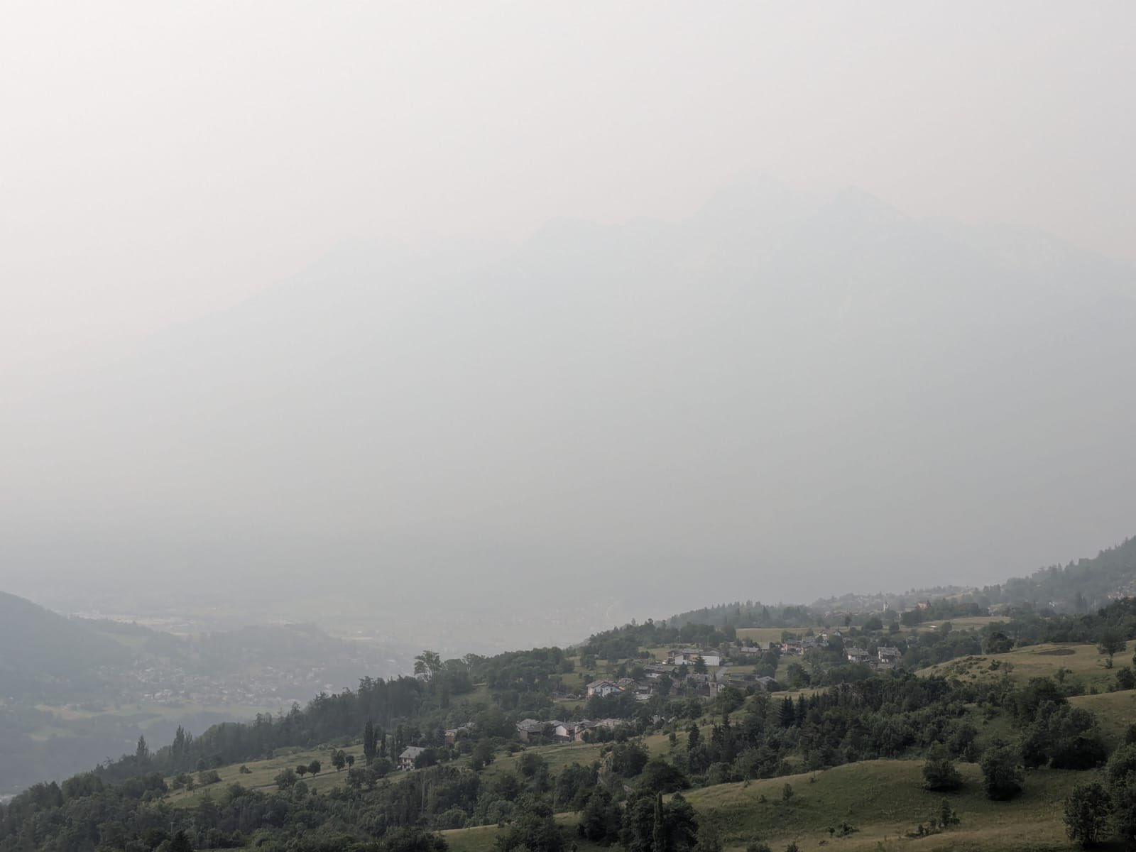 Cielo grigio di polveri sulla piana di Aosta