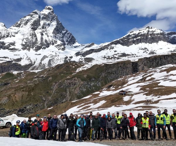 il cervino sullo sfondo, in primo piano i componenti del gruppo di lavoro droni del sistema nazionale per la protezione dell'ambiente