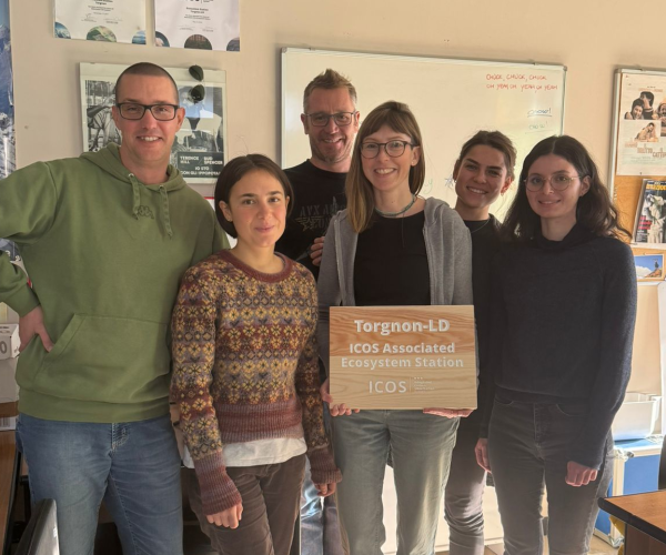 4 colleghe e 2 colleghi che posano per la fotografia con la targa ICOS