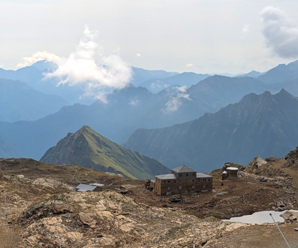 L’istituto scientifico Angelo Mosso, una delle più importanti e longeve stazioni di ricerca scientifica di alta quota, fondato nel 1907, si trova presso il Col d’Olen tra Gressoney La Trinité (Valle d'Aosta) e Alagna Valsesia (Piemonte), a un'altitudine di 2900 metri sul livello del mare.