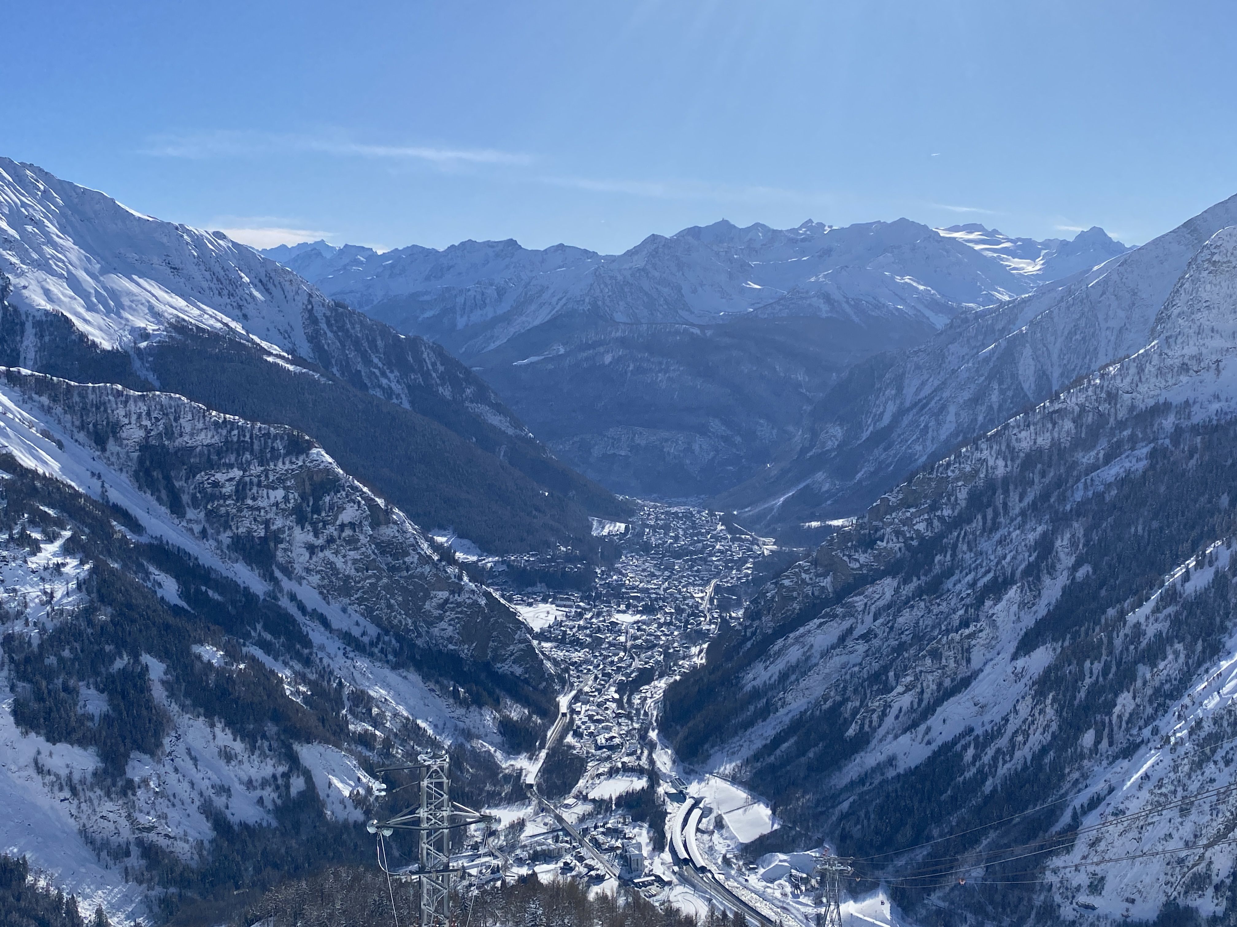 Piana di Courmayeur vista dalla funivia di Punta Helbronner